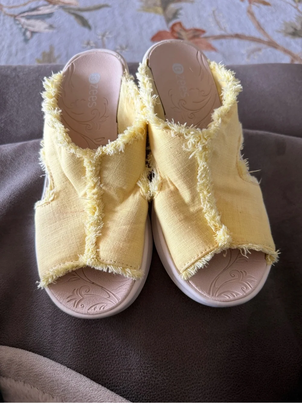 Bzees wedge sandal in good condition